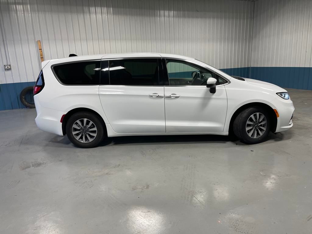 2023 Chrysler Pacifica Hybrid Touring L photo 2