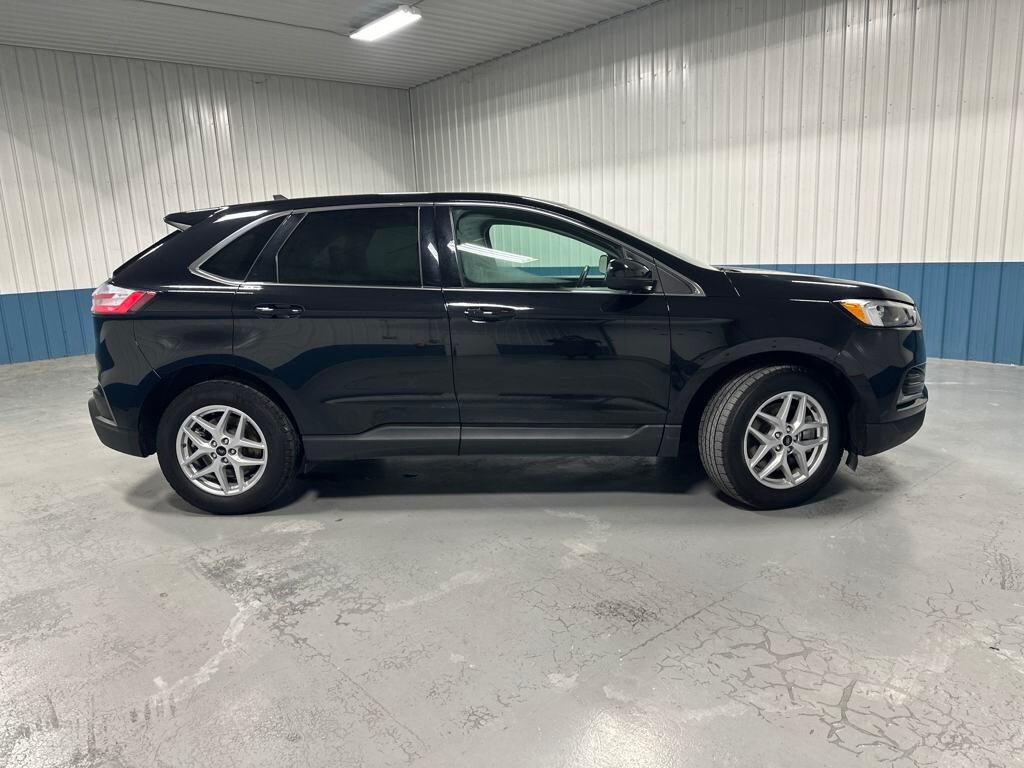 2024 Ford Edge Titanium photo 2