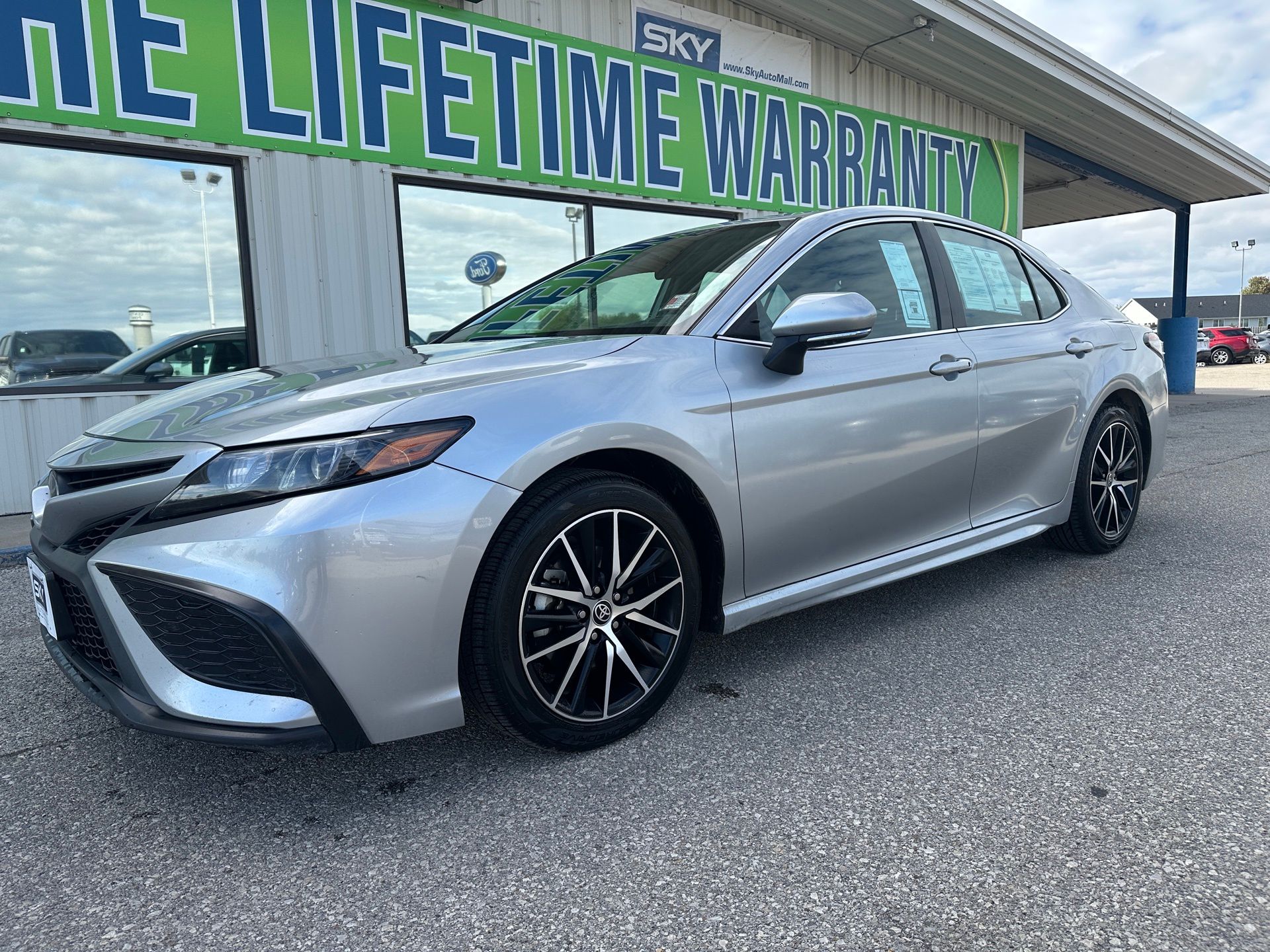 2023 Toyota Camry SE photo 2