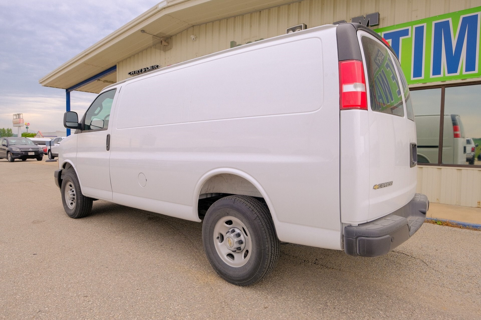 2025 Chevrolet Express Cargo 2500 Work Van photo 2