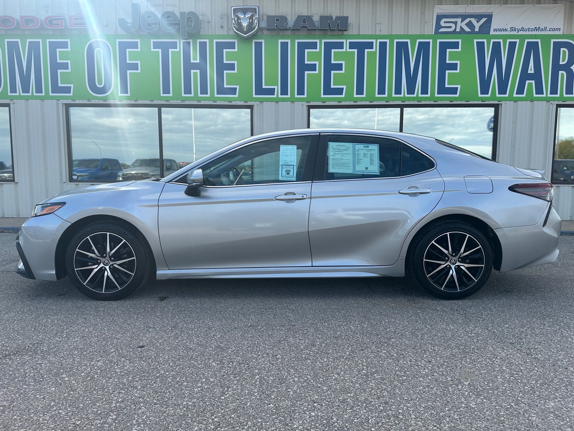 2023 Toyota Camry SE photo 3