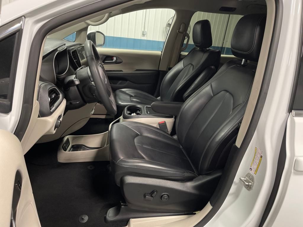 2023 Chrysler Pacifica Hybrid Touring L photo 4