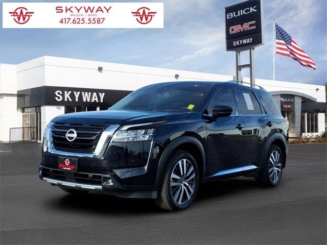 2022 Nissan Pathfinder Platinum's photo