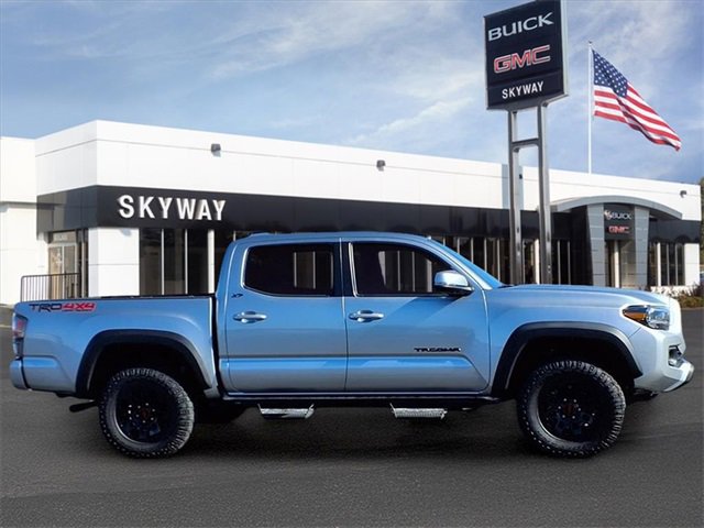 2023 Toyota Tacoma TRD photo 4