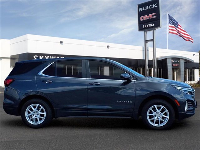 2023 Chevrolet Equinox LT photo 2