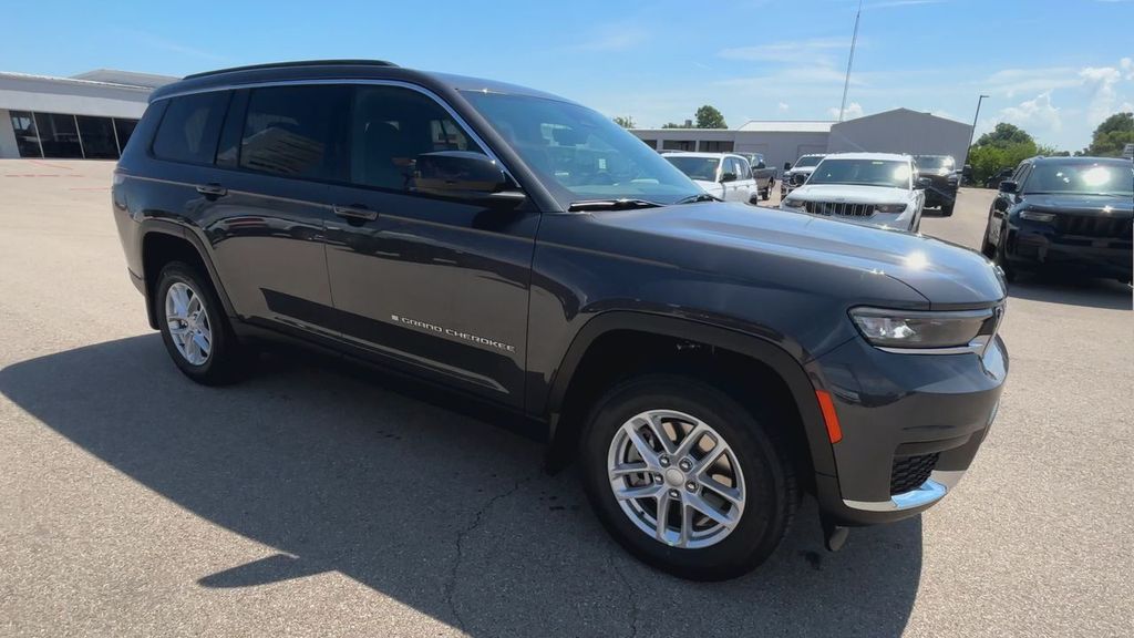 2025 Jeep Grand Cherokee Laredo photo 2