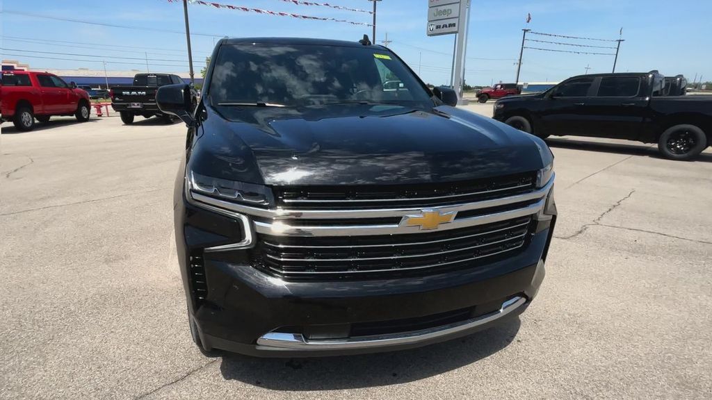 2023 Chevrolet Suburban LT photo 3