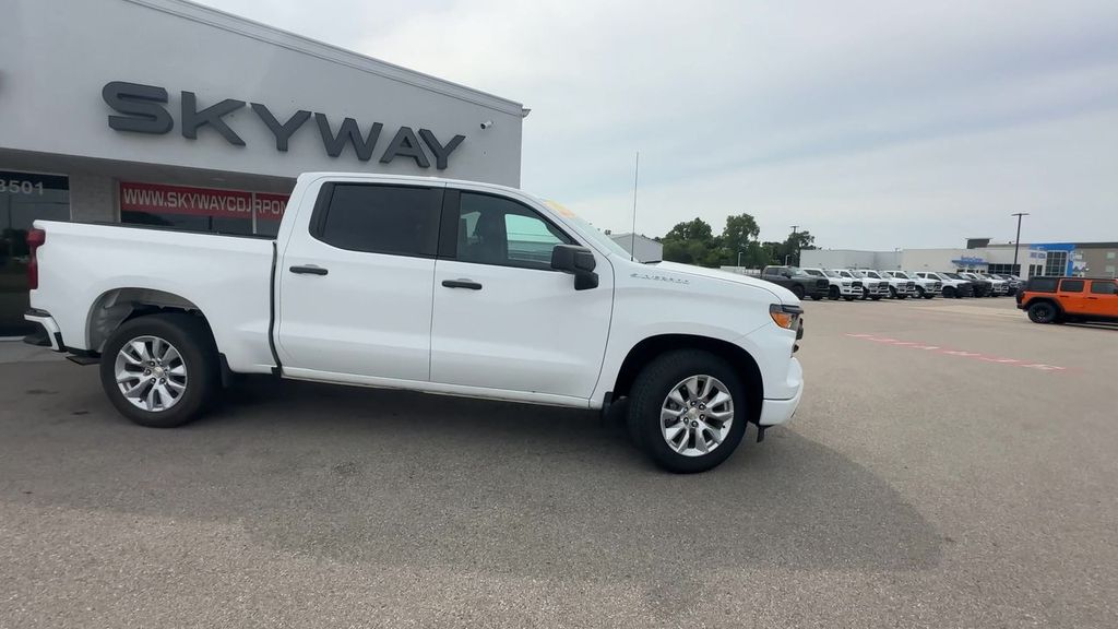 2022 Chevrolet Silverado 1500 Custom photo 2