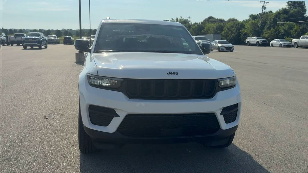 2025 Jeep Grand Cherokee Altitude photo 3