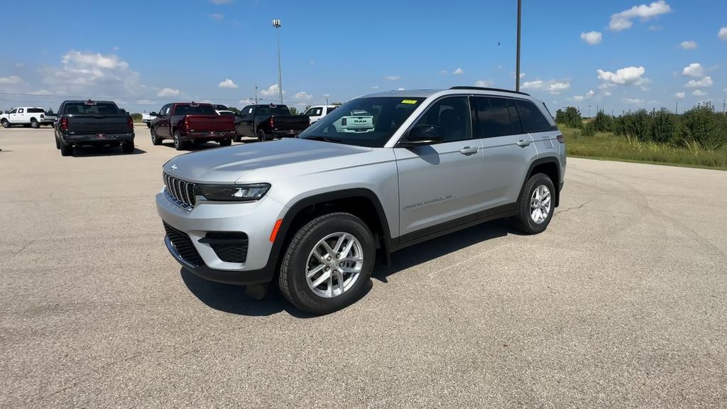 2025 Jeep Grand Cherokee Laredo photo 3