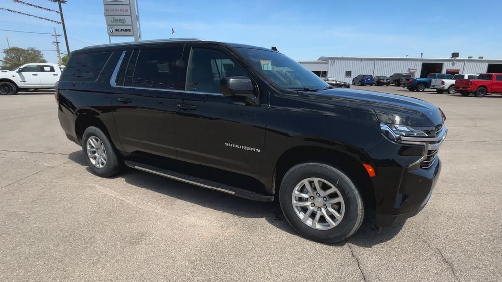 2023 Chevrolet Suburban LT photo 2