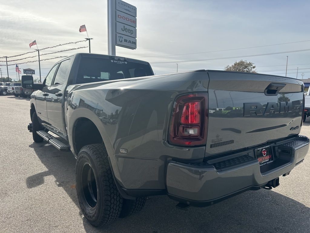 New 2026 Ram 3500 BIG HORN CREW CAB 4X4 8' BOX Pickup