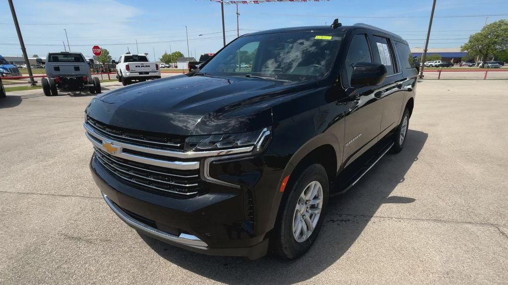 2023 Chevrolet Suburban LT photo 4