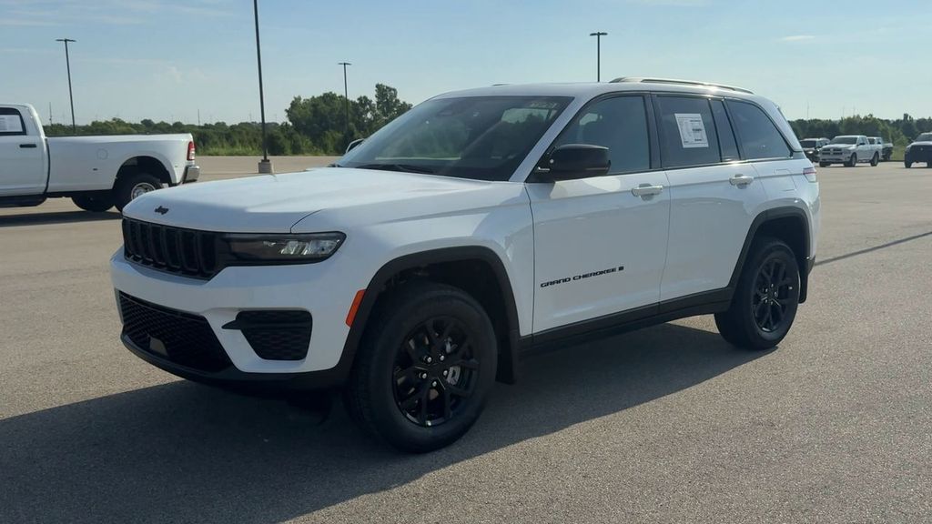 2025 Jeep Grand Cherokee Altitude photo 4