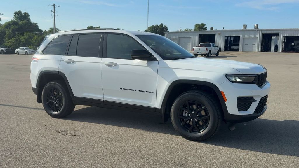 2025 Jeep Grand Cherokee Altitude photo 2