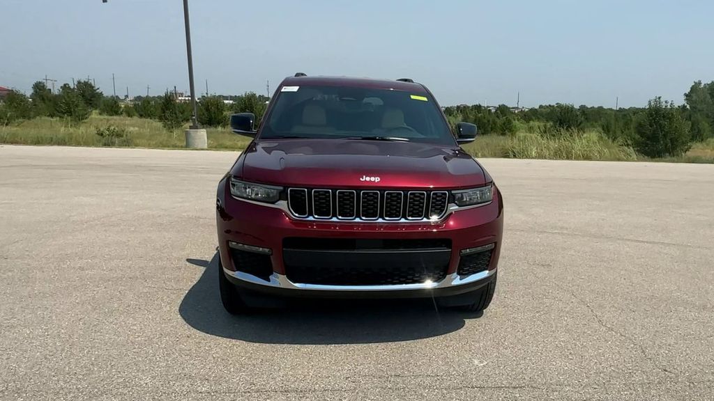 2025 Jeep Grand Cherokee Limited photo 3