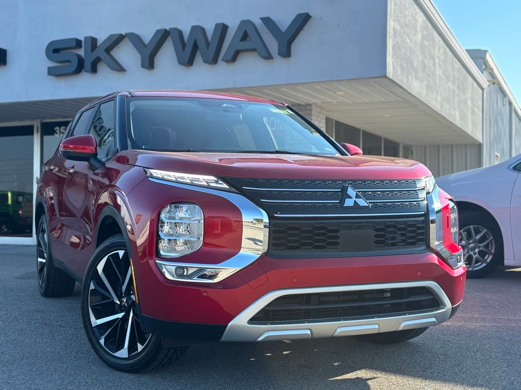 2024 Mitsubishi Outlander SE's photo