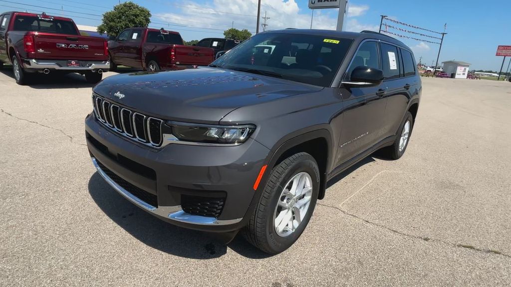 2025 Jeep Grand Cherokee Laredo photo 4