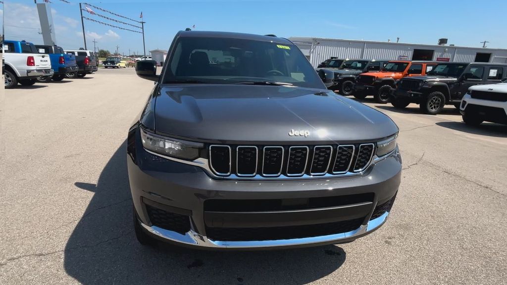 2025 Jeep Grand Cherokee Laredo photo 3