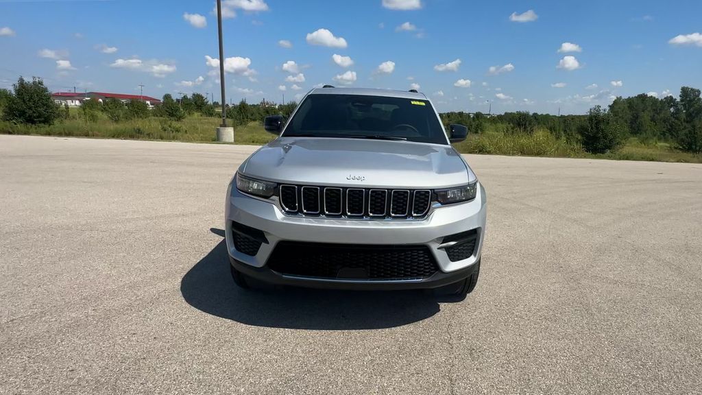 2025 Jeep Grand Cherokee Laredo photo 2