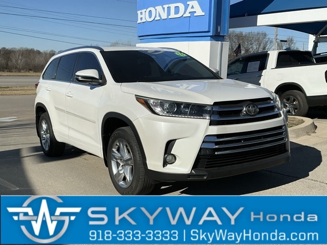 2017 Toyota Highlander Limited's photo