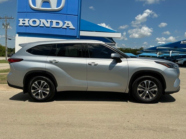 2022 Toyota Highlander XLE photo 2
