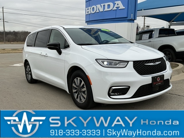 2024 Chrysler Pacifica PHEV Select