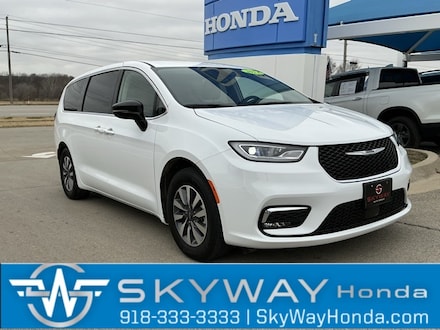 2024 Chrysler Pacifica Plug-In Hybrid Select Van Passenger Van