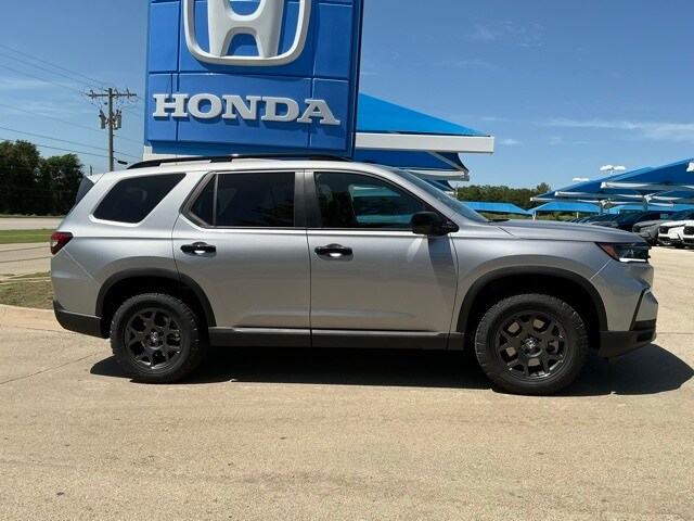 2025 Honda Pilot TrailSport photo 2
