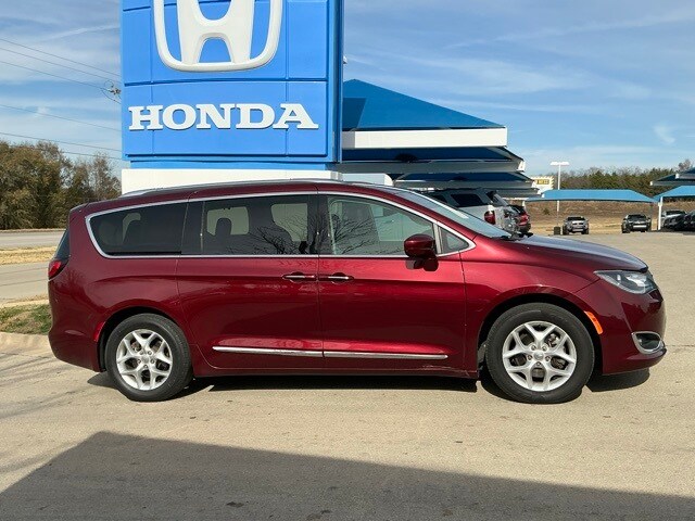 2018 Chrysler Pacifica Touring Plus photo 2