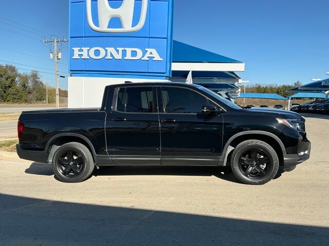 2023 Honda Ridgeline Black Edition photo 2