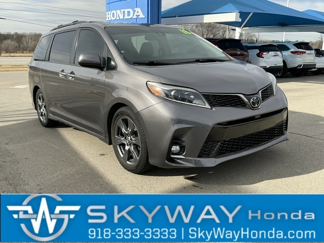 2018 Toyota Sienna SE Premium's photo