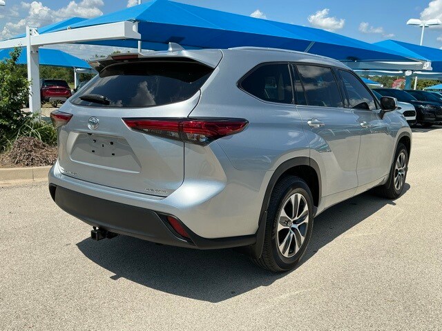 2022 Toyota Highlander XLE photo 3