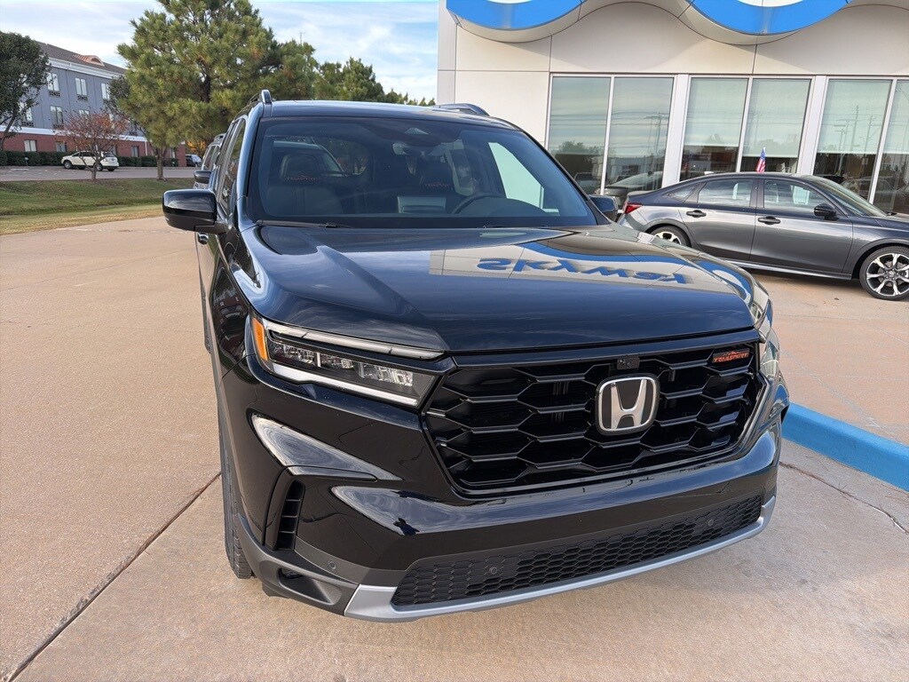 2025 Honda Pilot TrailSport photo 2