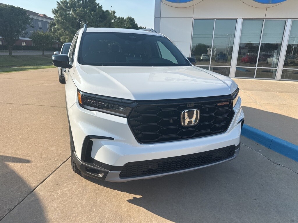 2025 Honda Pilot TrailSport photo 2