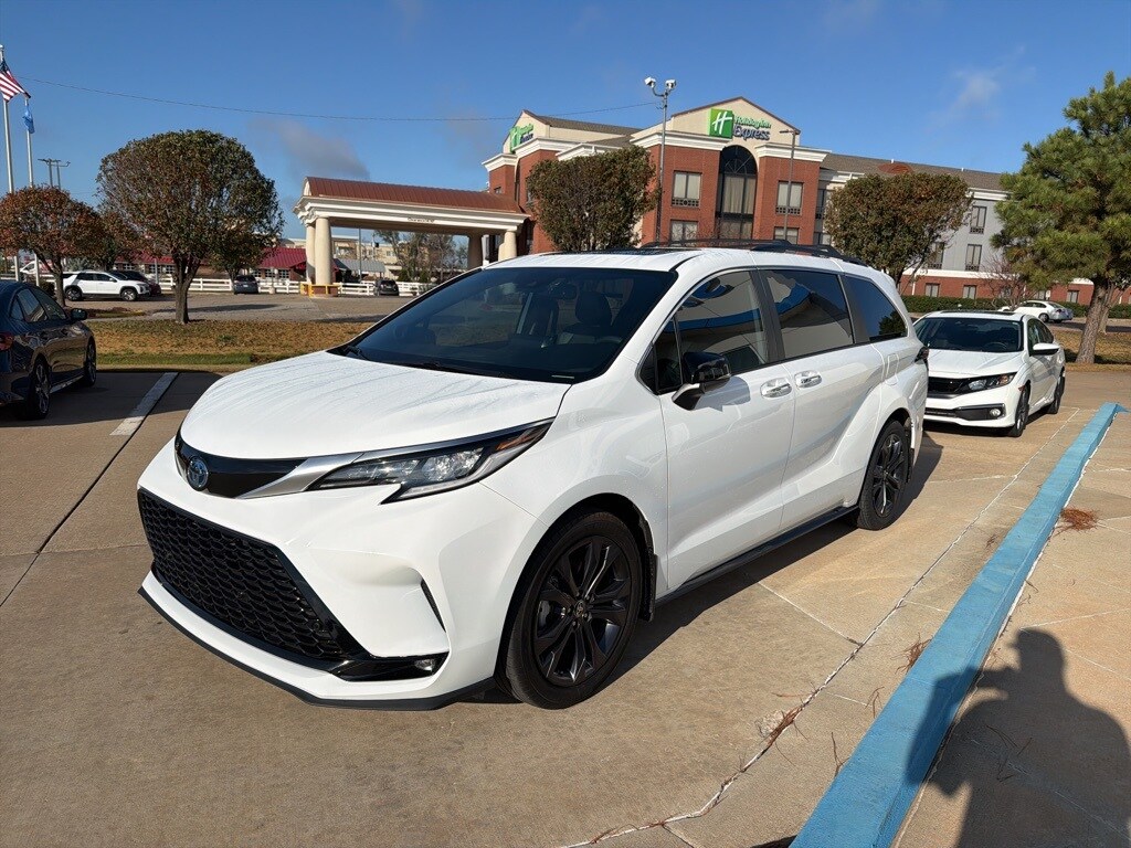 2024 Toyota Sienna XSE photo 3
