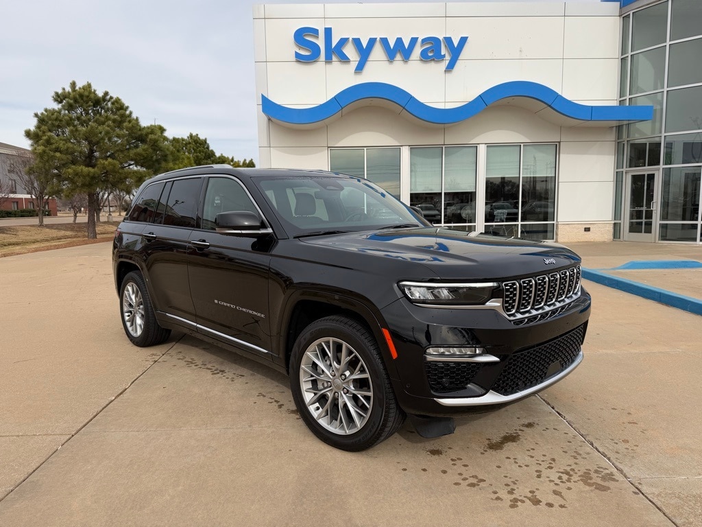 2023 Jeep Grand Cherokee Summit's photo