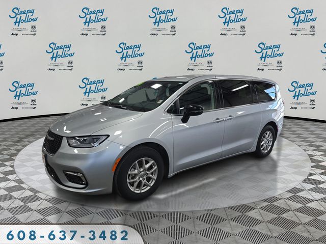 2024 Chrysler Pacifica Touring L's photo