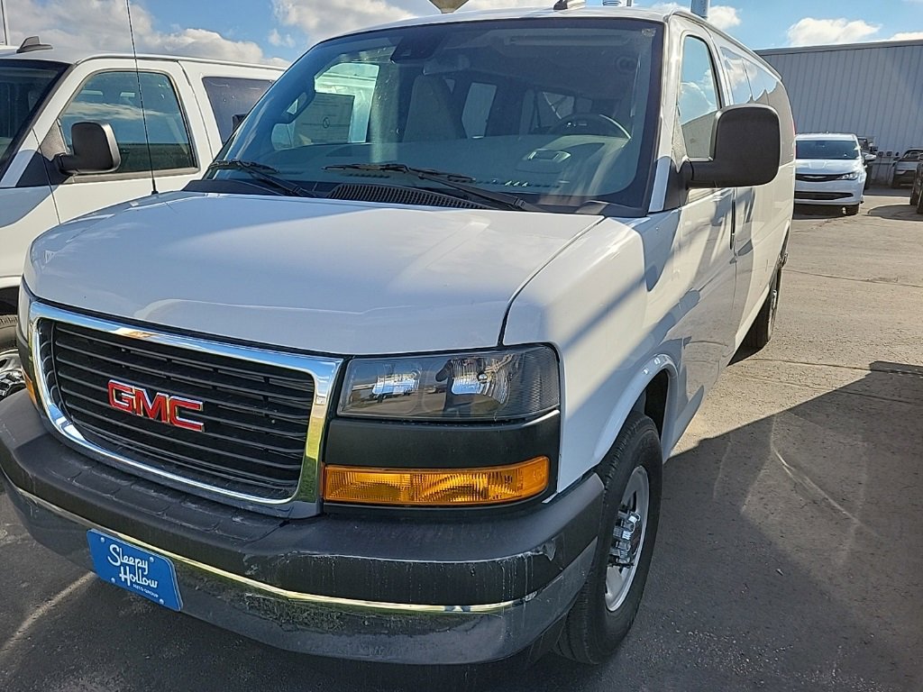 2025 GMC Savana Passenger LT's photo