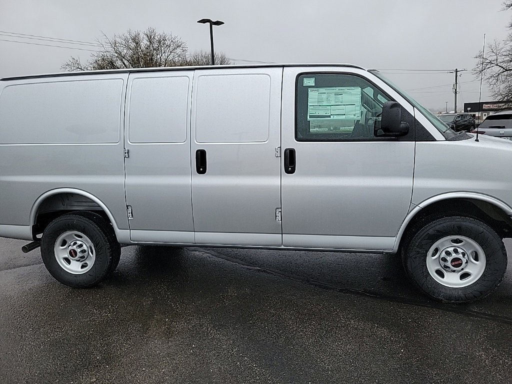2025 Gmc Savana Cargo 2500 photo 3