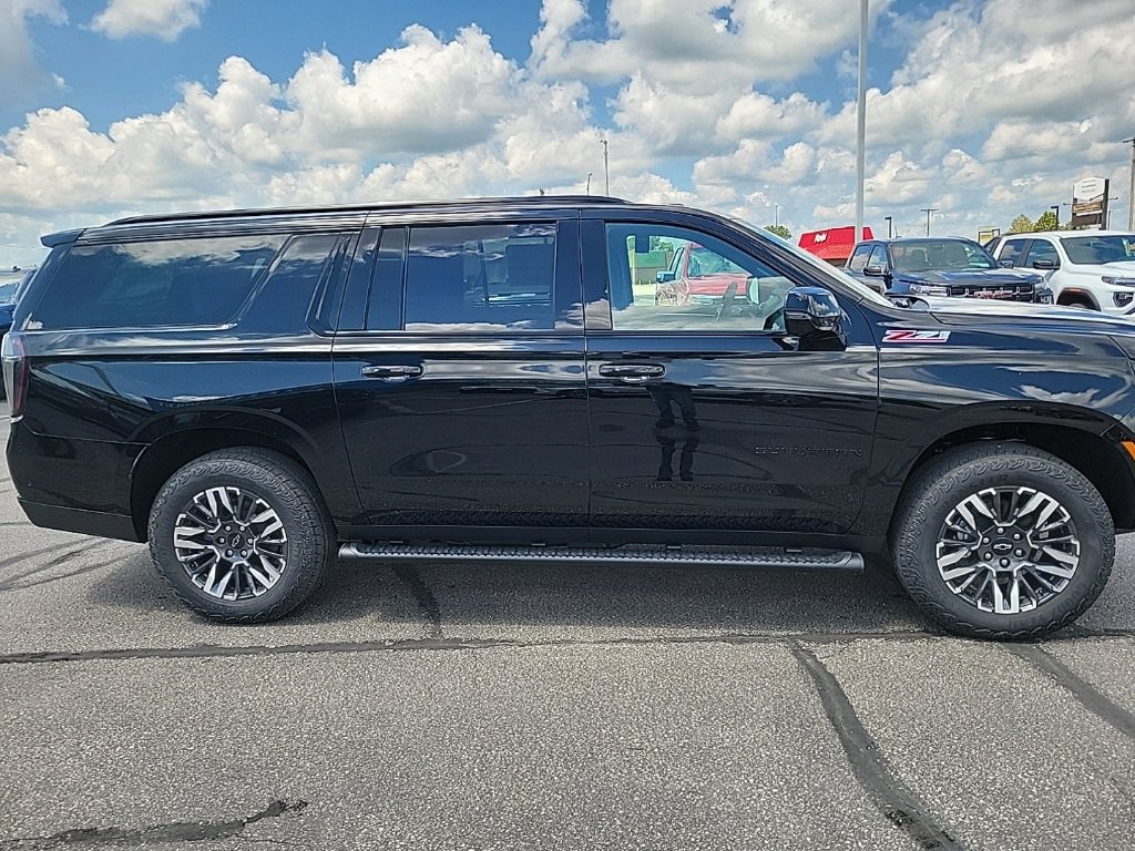 2025 Chevrolet Suburban Z71 photo 3
