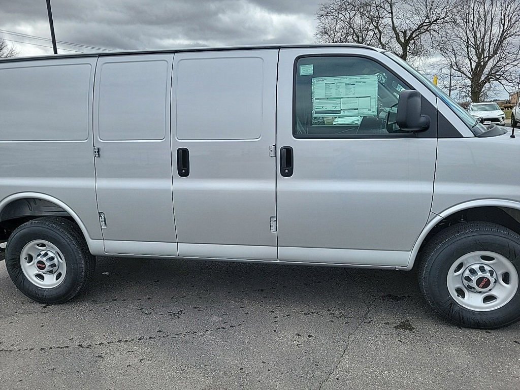 2025 Gmc Savana Cargo 2500 photo 3
