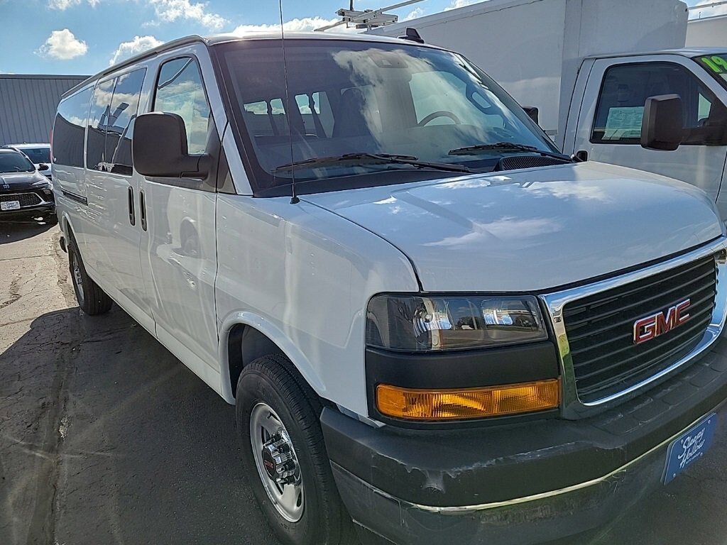 New 2025 GMC Savana Passenger 3500 LT Van