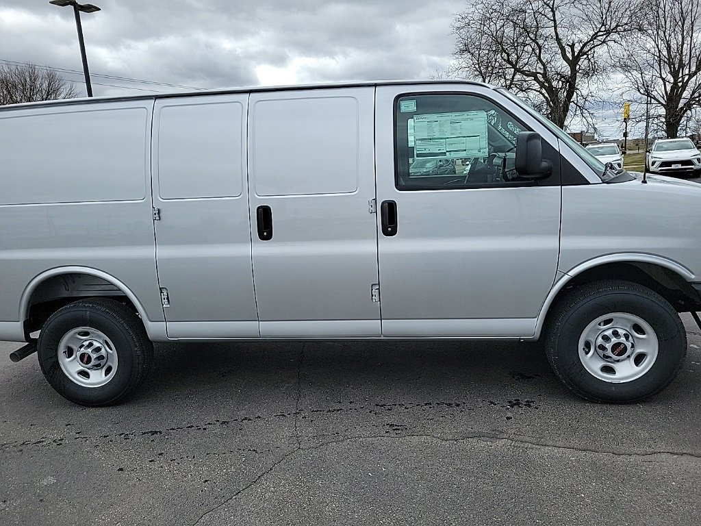 2025 Gmc Savana Cargo 2500 photo 3