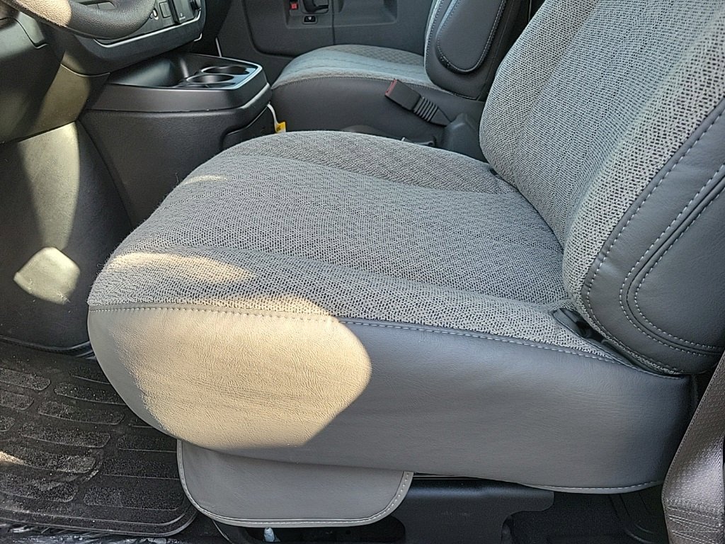 2025 Gmc Savana Passenger 3500 LT photo 4