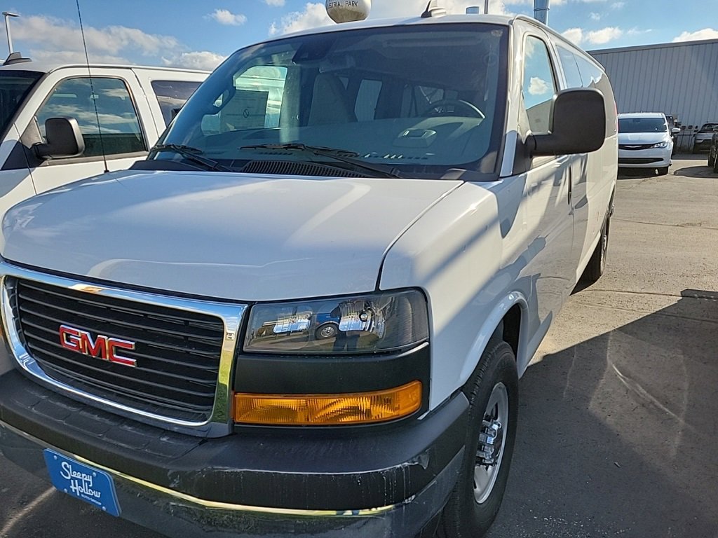2025 GMC Savana Passenger LT's photo