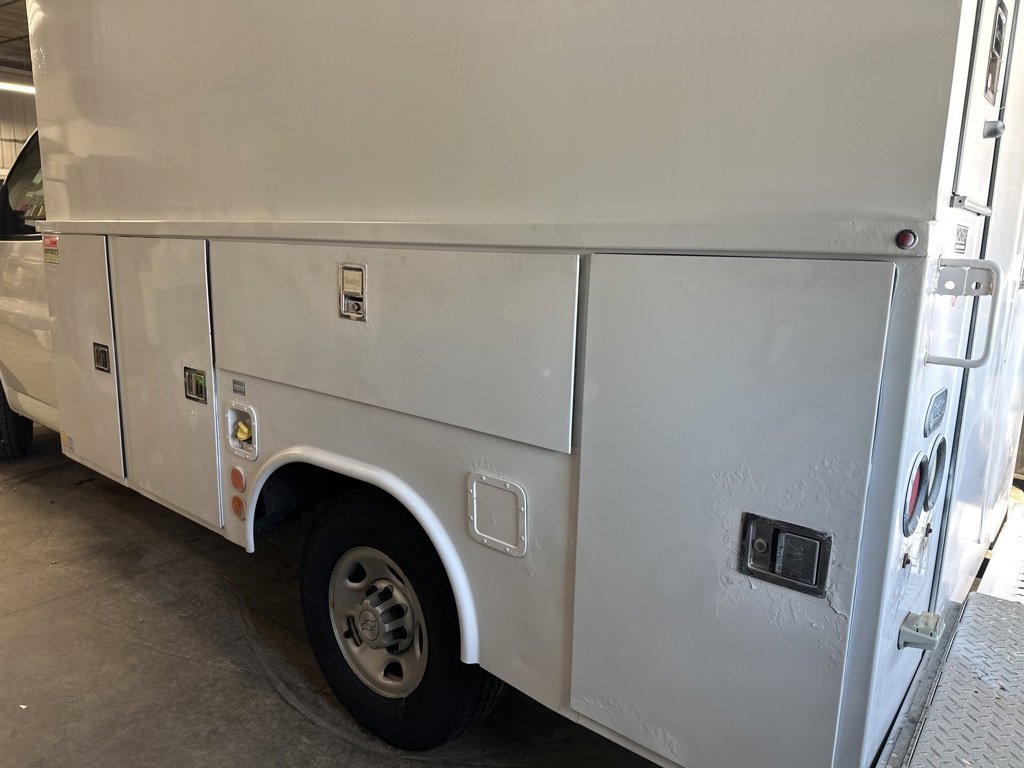 2019 Chevrolet Express Cutaway 3500 photo 2