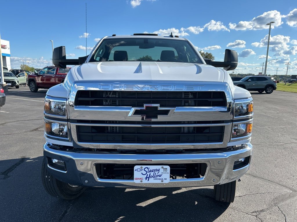 2024 Chevrolet Silverado 5500HD LT photo 2