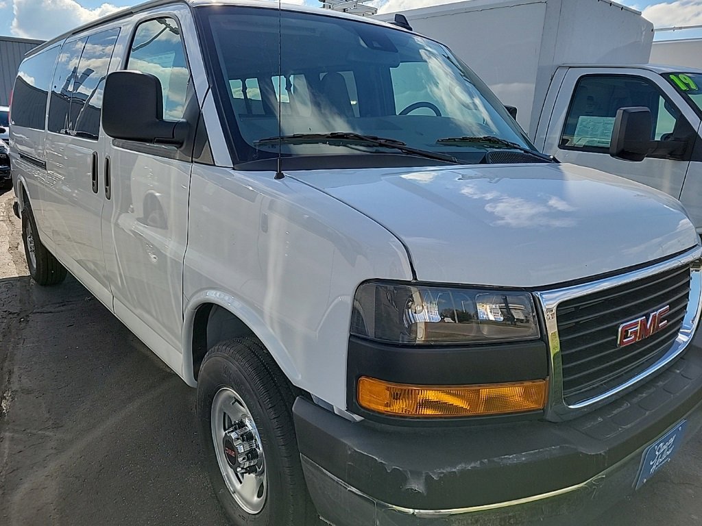 2025 Gmc Savana Passenger 3500 LT photo 2