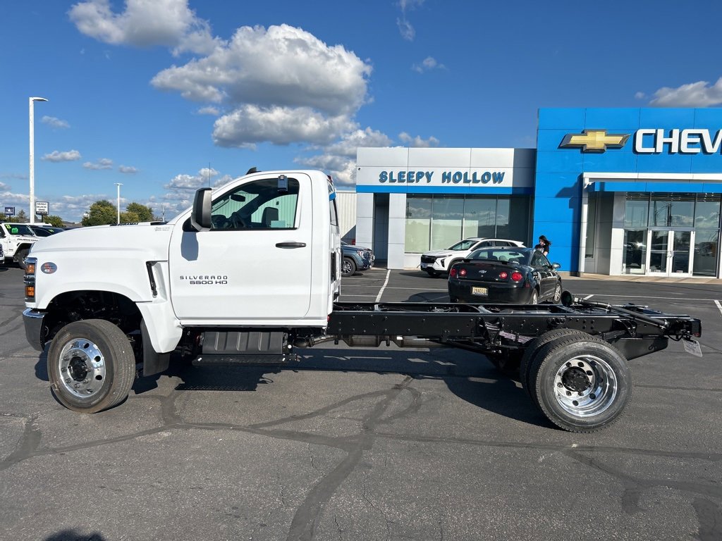 2024 Chevrolet Silverado 5500HD LT photo 3